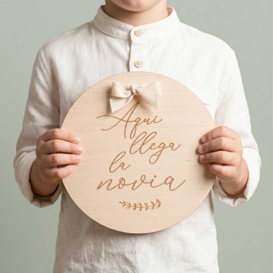 cartel grande aqui llega la novia