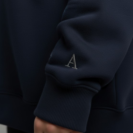 sudadera con inicial bordada