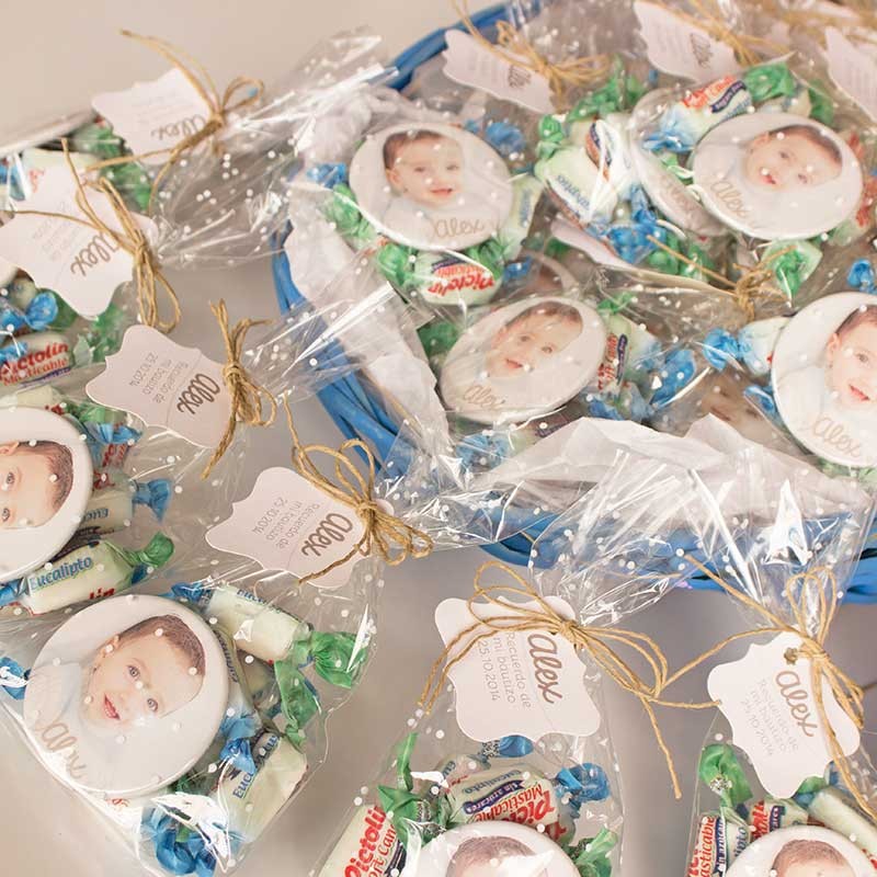 Regalos de bautizo para invitados con etiquetas personalizadas