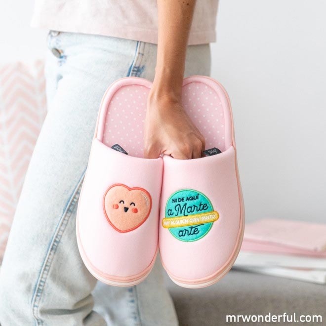 Zapatillas de estar por casa cerradas con velcro detalle topos